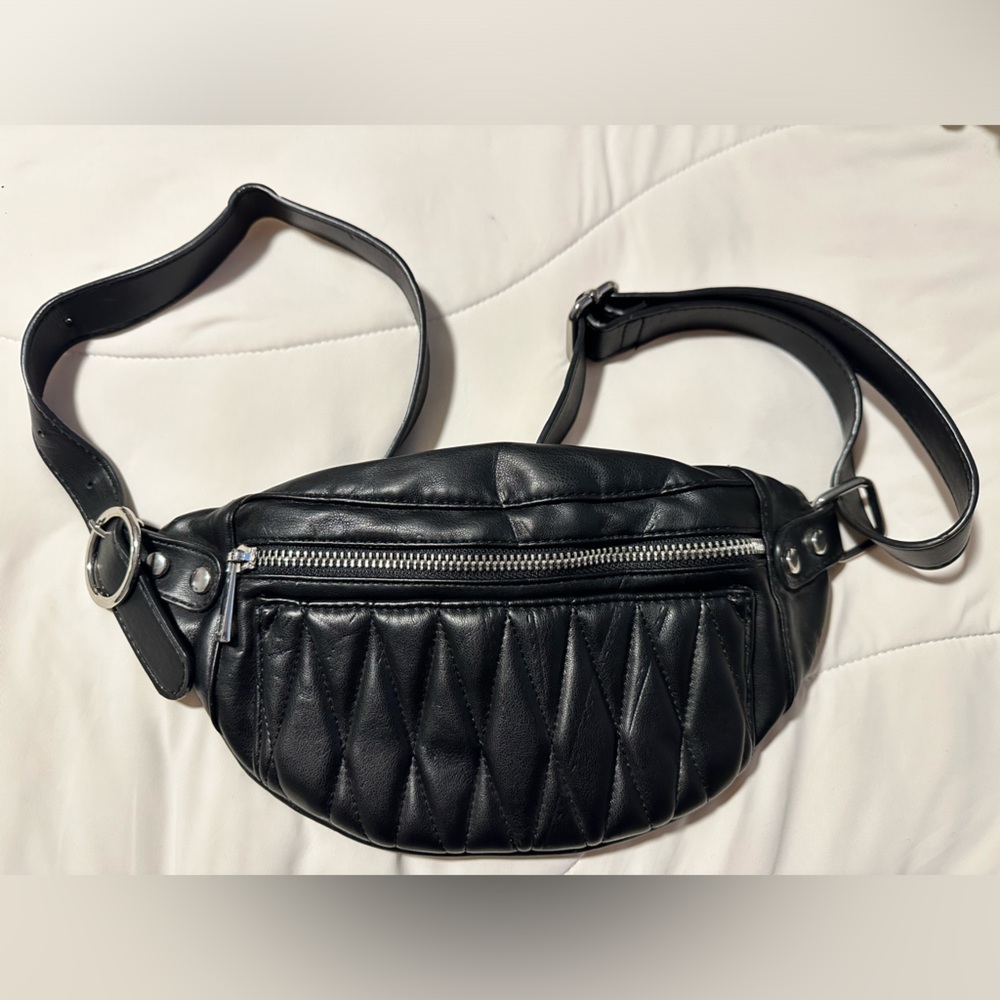 EUC Forever 21 Black Faux Leather Quilted Fanny Bag🦋